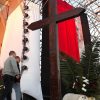 la cruz de los mártires en el altar de la beatificación